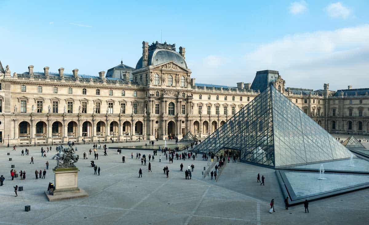 Дворец-музей Лувр в Париже