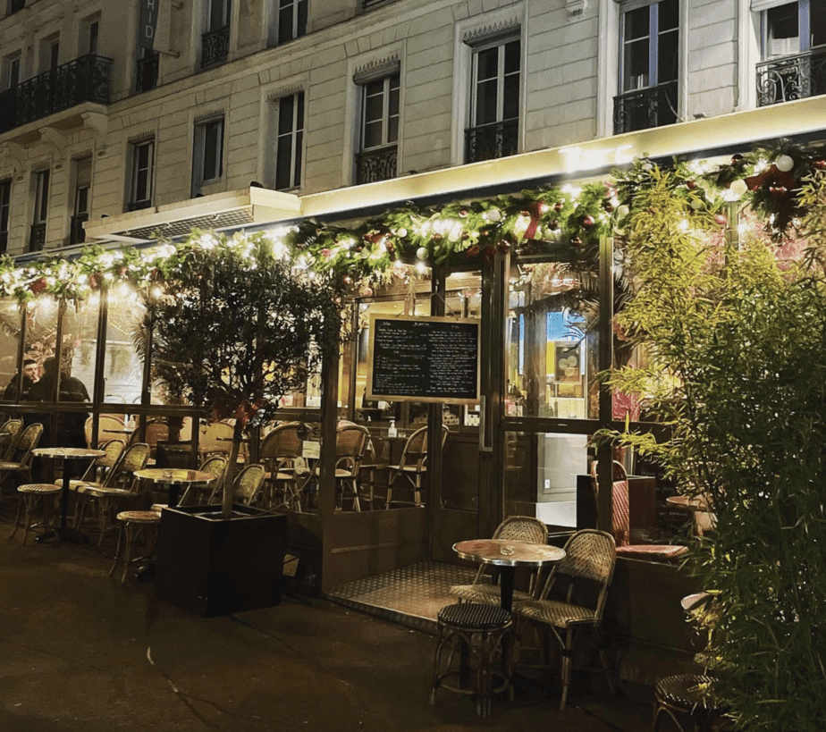 Coffee shop and restaurant in the Champs-Elysées, inclusive coffee