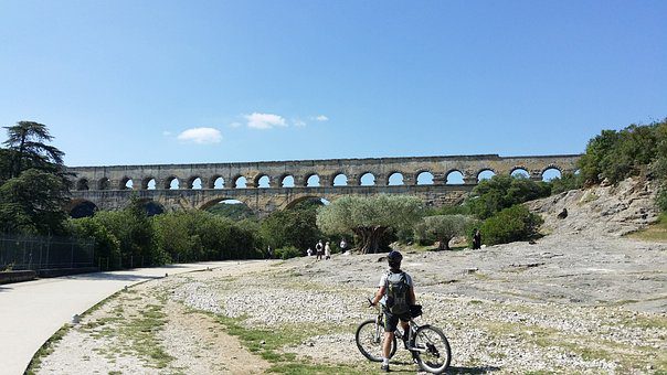 Cyclist viewing Pont du Gard